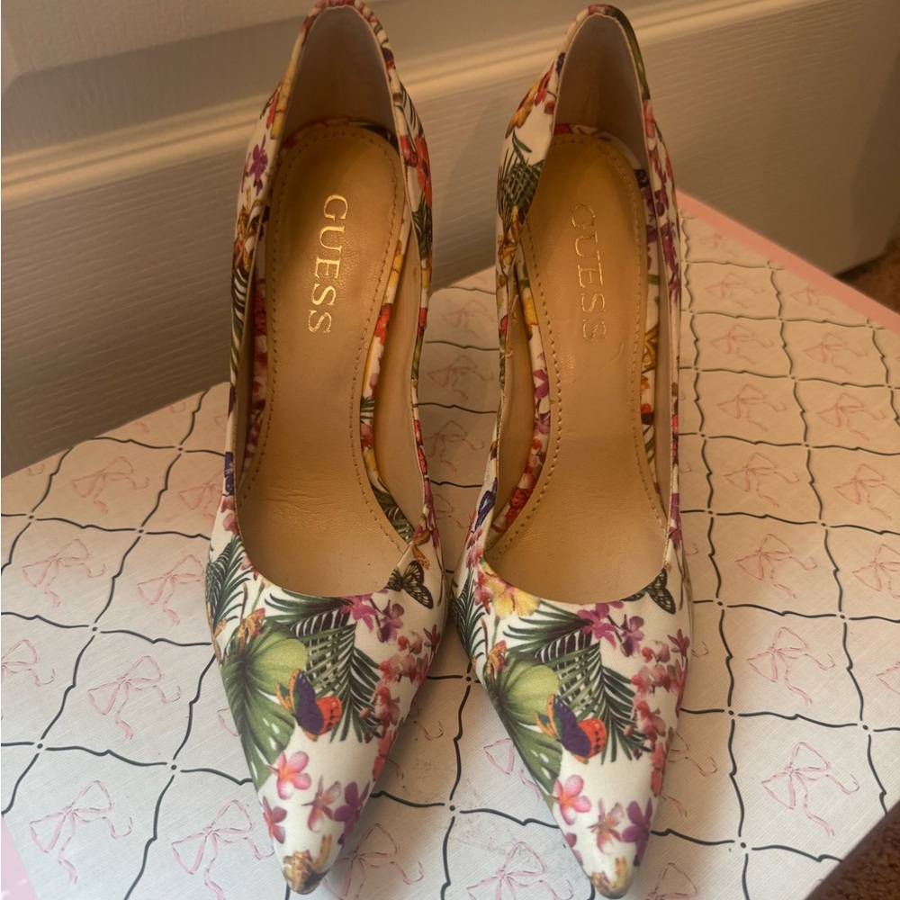 GUESS Floral Pointed-Toe Pumps in White with Multicolor Tropical Print